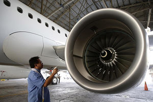 HOROR U INDIJI: Radnika usisao motor aviona, još izvlače njegovo telo