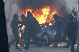 (VIDEO) RAT U FRANKFURTU: Policajci barikadama i bodljikavom žicom ogradili zgradu ECB
