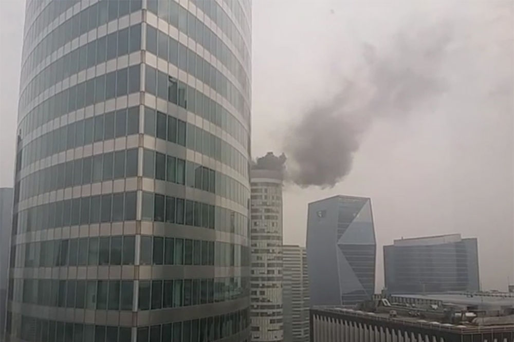 (VIDEO) POŽAR U PARIZU: Goreo poslednji sprat poslovnog nebodera Ker Defans