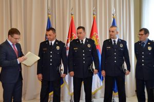 (FOTO) ONI SU UHAPSILI OTMIČARE DEVOJČICE: Stefanović nagradio trojicu policajaca