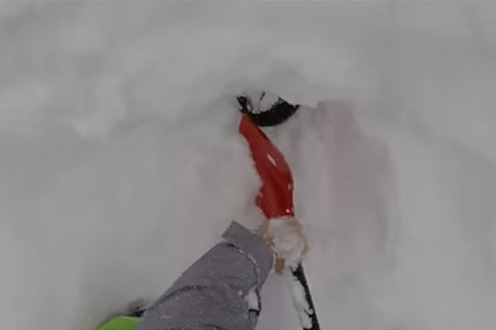 (VIDEO) ŽIV SAHRANJEN: Podigao sam oči taman da vidim da me sneg zatrpava i pomislio - sad si mrtav