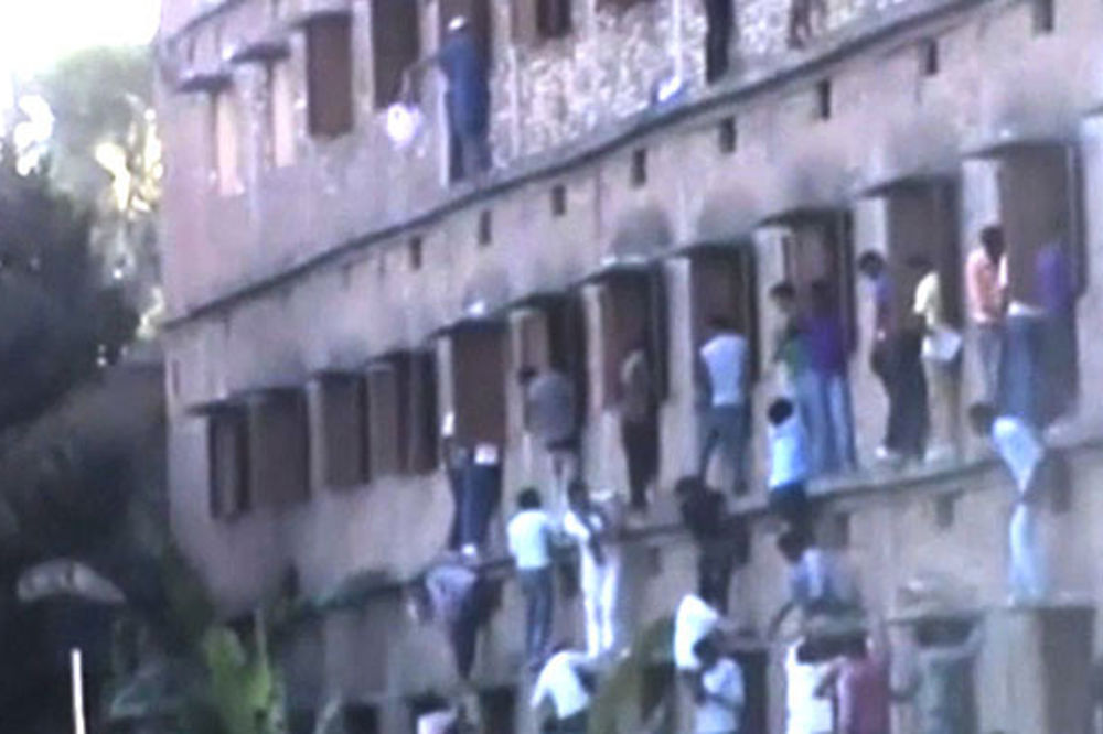 (VIDEO) POMAHNITALI RODITELJI: Peli se na zid zgrade da pomognu deci da polože prijemni ispit!