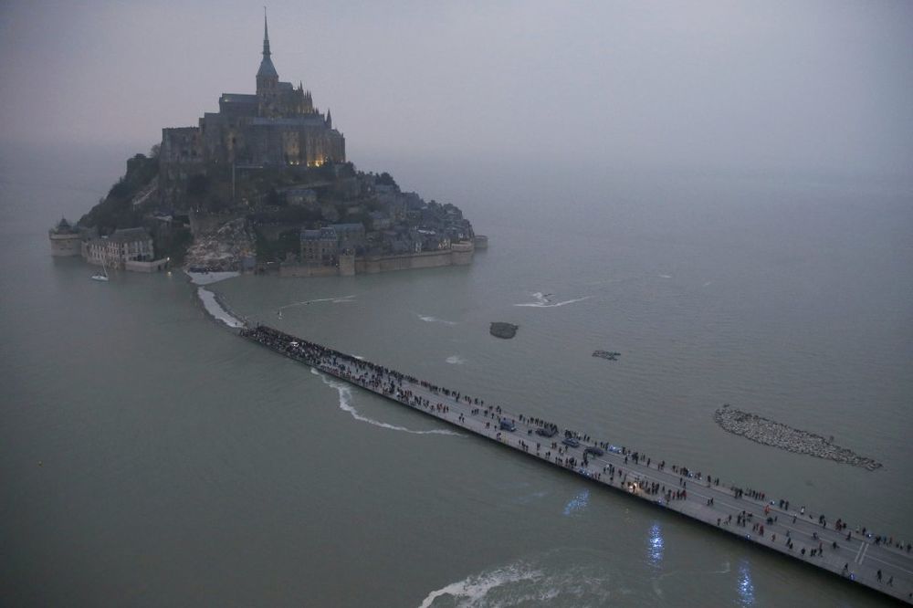 SPEKTAKL U FRANCUSKOJ: 10.000 turista čeka da vidi plimu veka