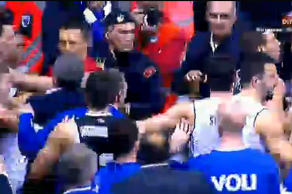 (VIDEO) TENZIJE U POLUVREMENU: Igrači Budućnosti napali košarkaše Partizana