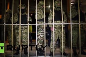 (VIDEO) HAOS U KIJEVU: Tajkun Kolomojski s vojnicima zauzeo najveću naftnu komaniju Ukrajine