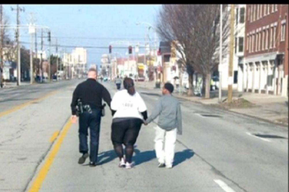 (VIDEO) HEROJ DANA: Policajac pomogao ženi da dovrši trku života