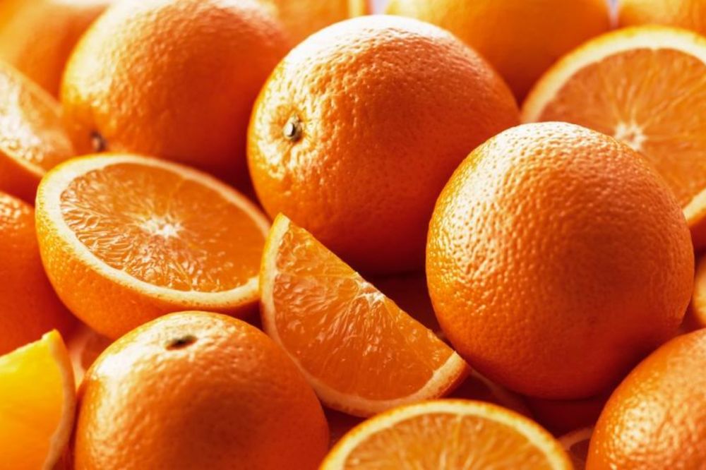 (VIDEO) ČITAV ŽIVOT STE RADILI POGREŠNO: Jeste li sigurni da umete da oljuštite pomorandžu?
