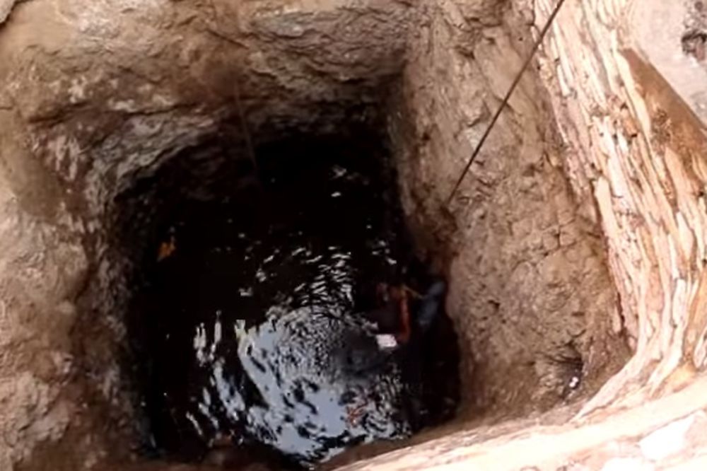 (VIDEO) Primetio je da nešto mrda u bunaru, a zatim je izvukao nešto neverovatno