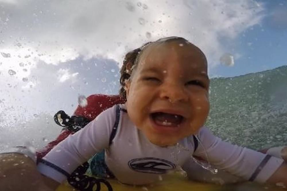 HRABROST ILI LUDOST: Devetomesečna beba surfuje sa tatom! (VIDEO)