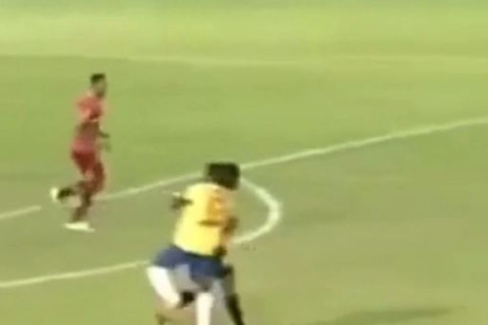 (VIDEO) KAD NE UME DA SUDI: Fudbaler udario sudiju, jer nije svirao penal
