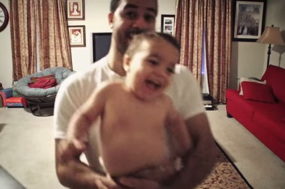 (VIDEO) NIŠTA LEPŠE NISTE VIDELI: Evo kako se provode otac i sin kada su sami kod kuće!