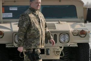 KAUBOJ POROŠENKO: Predsednik Ukrajine s pištoljem na boku dočekao Amerikance!