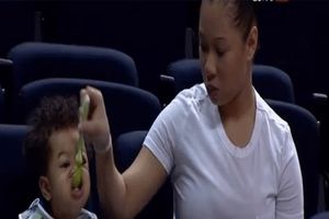 (VIDEO) PRESLATKO: Ručkam i gledam tatu dok igra košarku