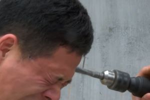 (VIDEO) ON IMA SUPER MOĆI: Pogledajte kako ovaj čovek sebi buši glavu električnom bušilicom