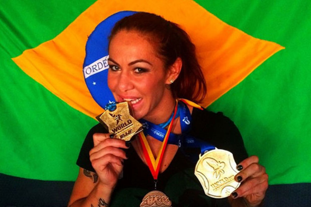 (FOTO) MUKE MMA ŠAMPIONKE: Brazilka se plaši da će da izgubi savršenu guzu!