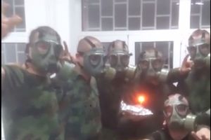 (VIDEO) ŽURKA POD GAS MASKAMA: Evo kako naši vojnici slave rođendan!