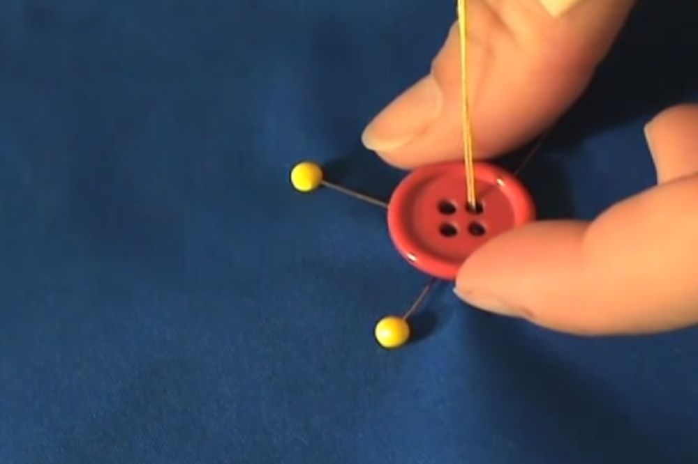(VIDEO) Evo kako da prišijete dugme brzo i jednostavno