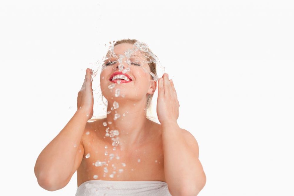 REZULTAT JE NEVEROVATAN: Evo šta će se dogoditi ako lice umivate mineralnom vodom