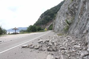 VOZAČI PAŽNJA ODRON: Saobraćaj na putu Donji Milanovac- Kladovo u prekidu