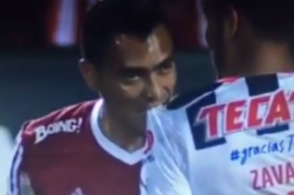 (VIDEO) VIDEO OD SUAREZA: Pogledajte kako grize meksički fudbaler