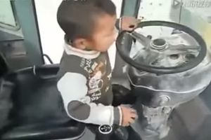 KAO PROFESIONALAC: Pogledajte kako ovaj petogodišnjak vozi bager!