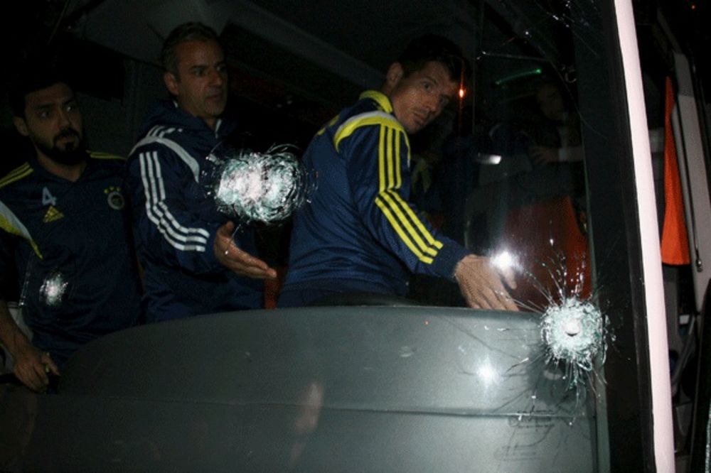 (VIDEO) BEZ FUDBALA U TURSKOJ: Suspendovana liga zbog oružanog napada na autobus Fenerbahčea