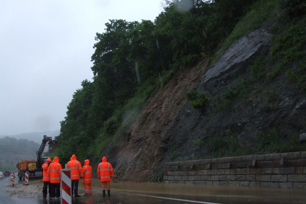 VOZAČI OPREZ: Brdo skliznulo na putu Vranje-Niš