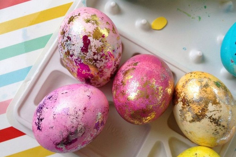 (FOTO) NAJLEPŠE DEKORACIJE: 2 tehnike ukrašavanja uskršnjih jaja zlatnom folijom