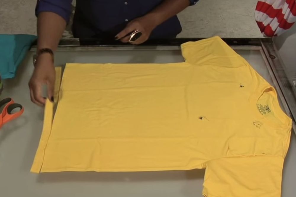 (VIDEO) Ne bacajte staru majicu. Evo kako od nje da napravite unikatnu torbu!