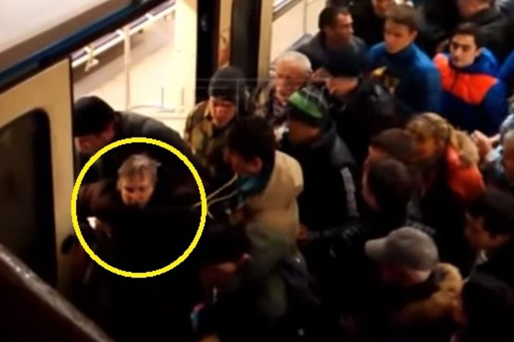 (VIDEO) RUSI RUKAMA PODIGLI VOZ:  Pogledajte kako Moskovljani u metrou spasavaju ženu!