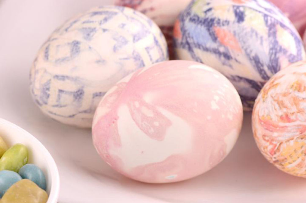 Originalne ideje: Bojenje uskršnjih jaja uz pomoć svile (VIDEO)