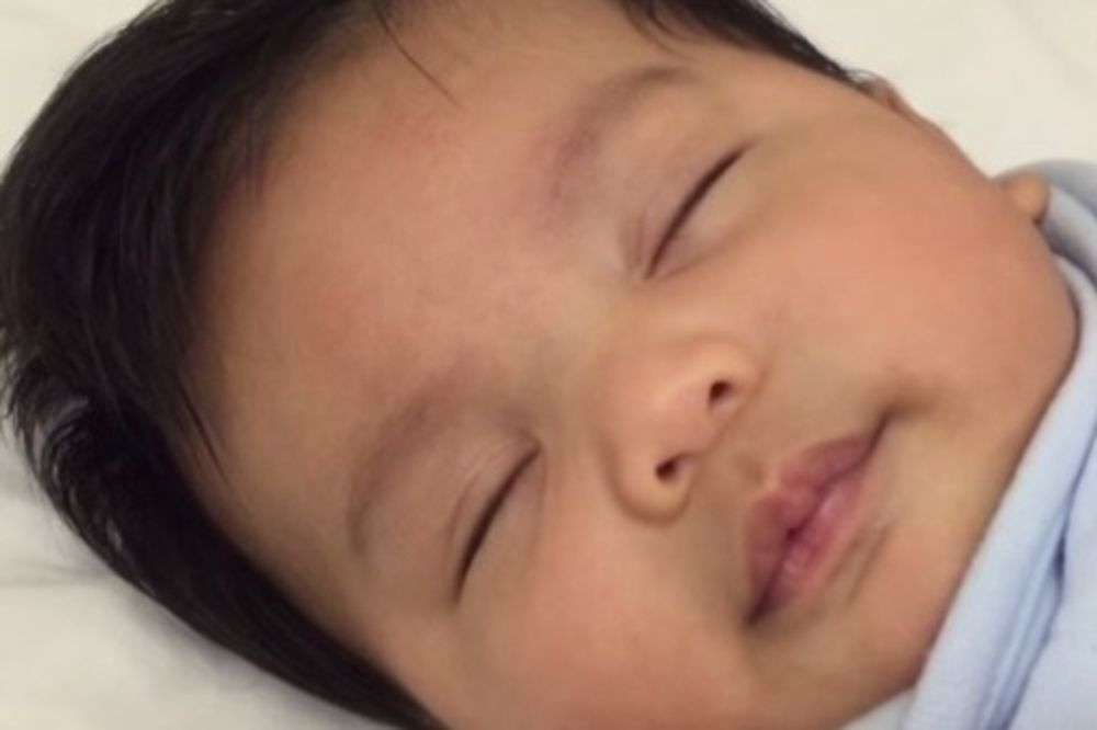 (VIDEO) TATIN SUPER TRIK: Kako uspavati bebu u manje od jedne minute
