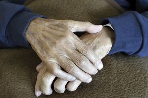 DŽUMBUS U STARAČKOM DOMU U NIŠU: Starici (86) polomljeni kuk i ruka posle koškanja sa mladićem