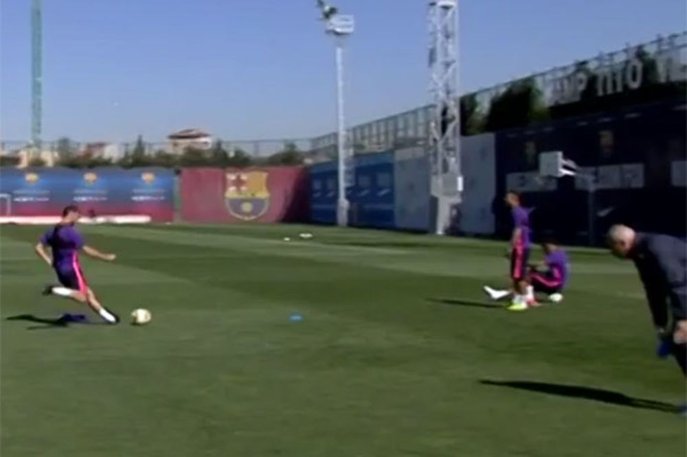 (VIDEO) OVO NI MESI NE MOŽE: Pogledajte neverovatan pogodak fudbalera Barselone na treningu