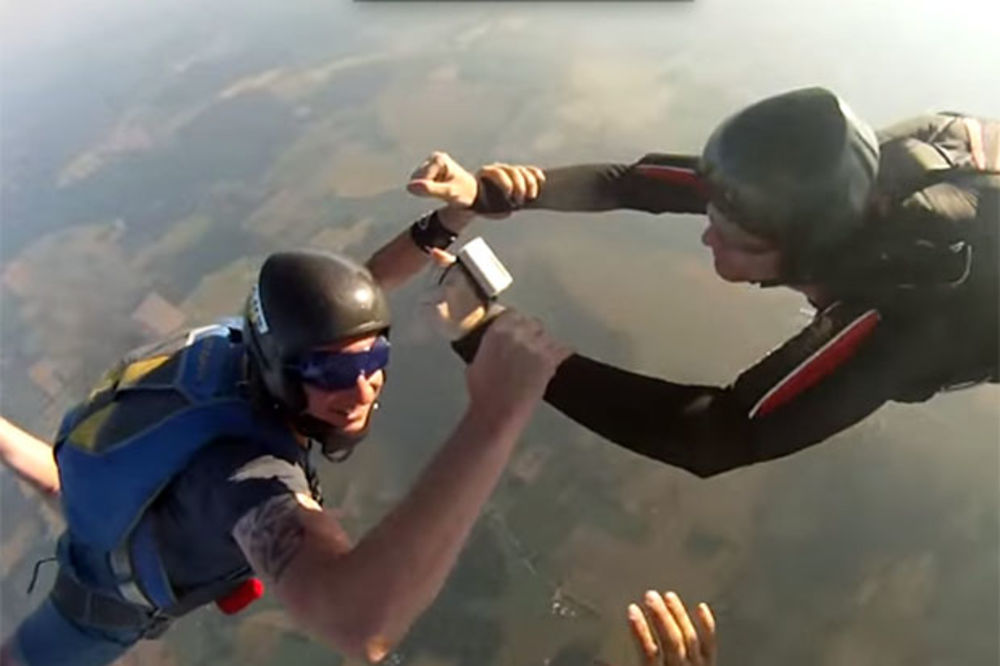 (VIDEO) NEUNIŠTIVA: Kamera mu ispala sa 3.000 metara visine i sačuvala snimak!