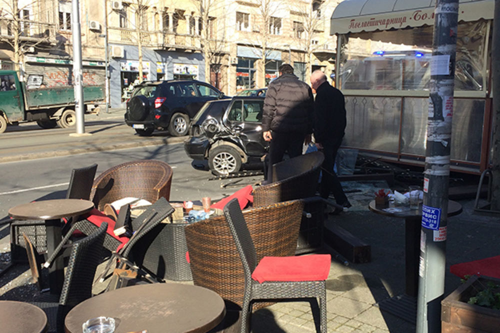 (FOTO) SAOBRAĆAJKA NA BULEVARU: Automobil uleteo u baštu kafića, 3 povređeno