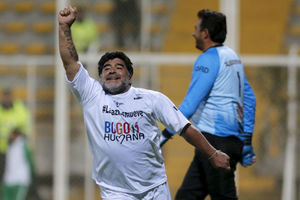 (VIDEO) UPROPASTIO HUMANU MISIJU: Maradona igrao na utakmici za mir, a onda se tukao sa obezbeđenjem