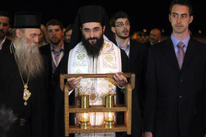 (FOTO) PRVI PUT U SRBIJI: Blagodatni oganj svečano dočekan u Hramu Svetog Save