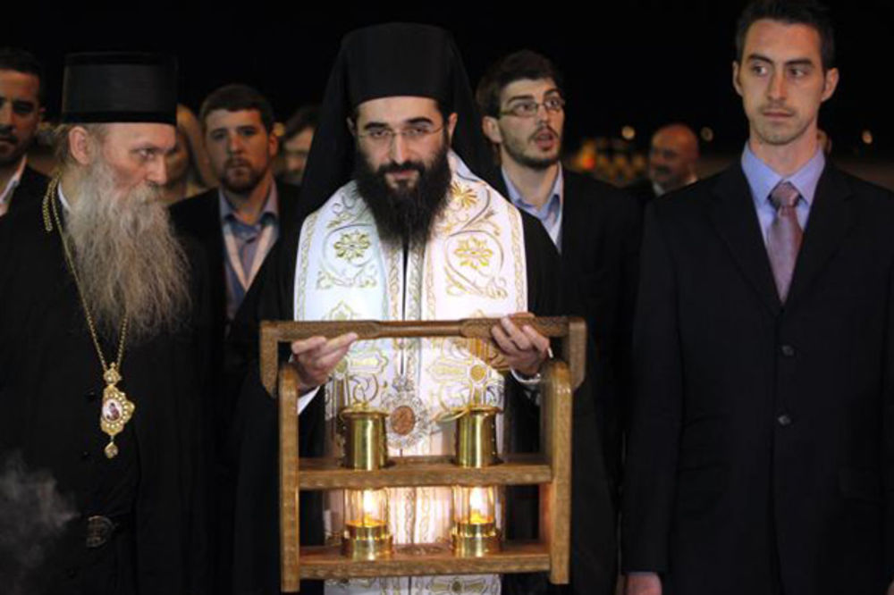 (FOTO) PRVI PUT U SRBIJI: Blagodatni oganj svečano dočekan u Hramu Svetog Save