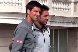 (VIDEO) SPARING SA SEPIJEM, PA EGZIBICIJA: Pogledajte kako su se Novak i Sten igrali na vrhu zgrade