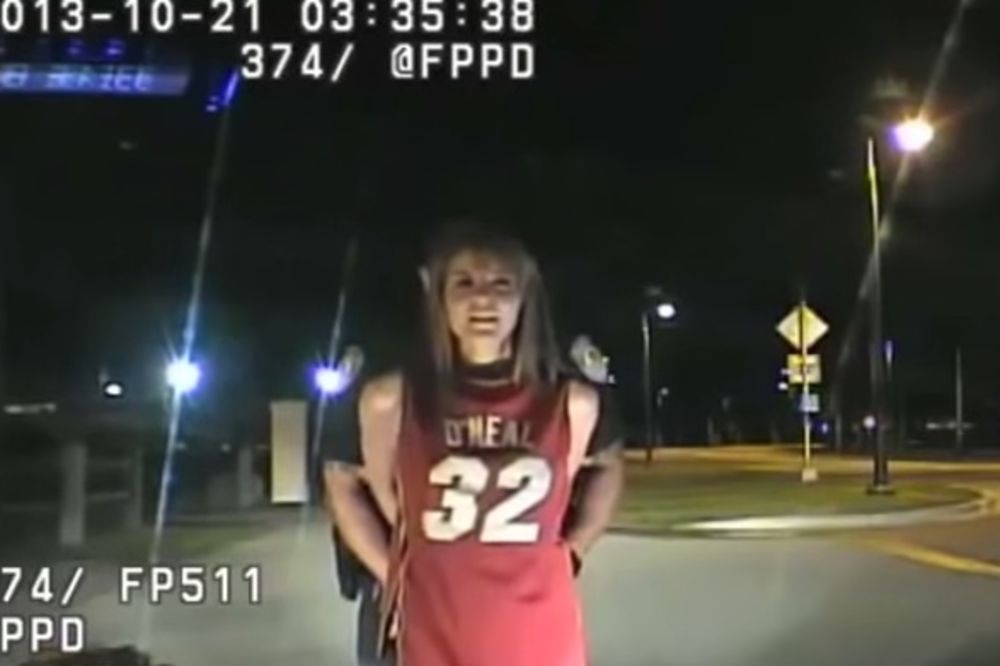 (VIDEO) ZLI POLICAJAC: Alko test za pijanu devojku u gaćicama traje 10 minuta!