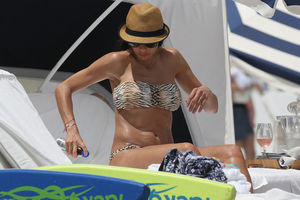 (FOTO) TIGRICA LILI: Bekerova seksi supruga pokazala adute na plaži!