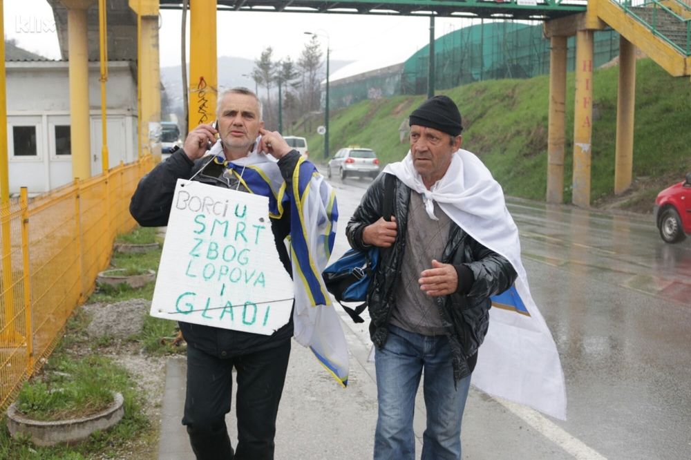 (VIDEO) GLADNI I LJUTI NA VLAST: Dva demobilisana muslimana prete da će se živi spaliti u Sarajevu