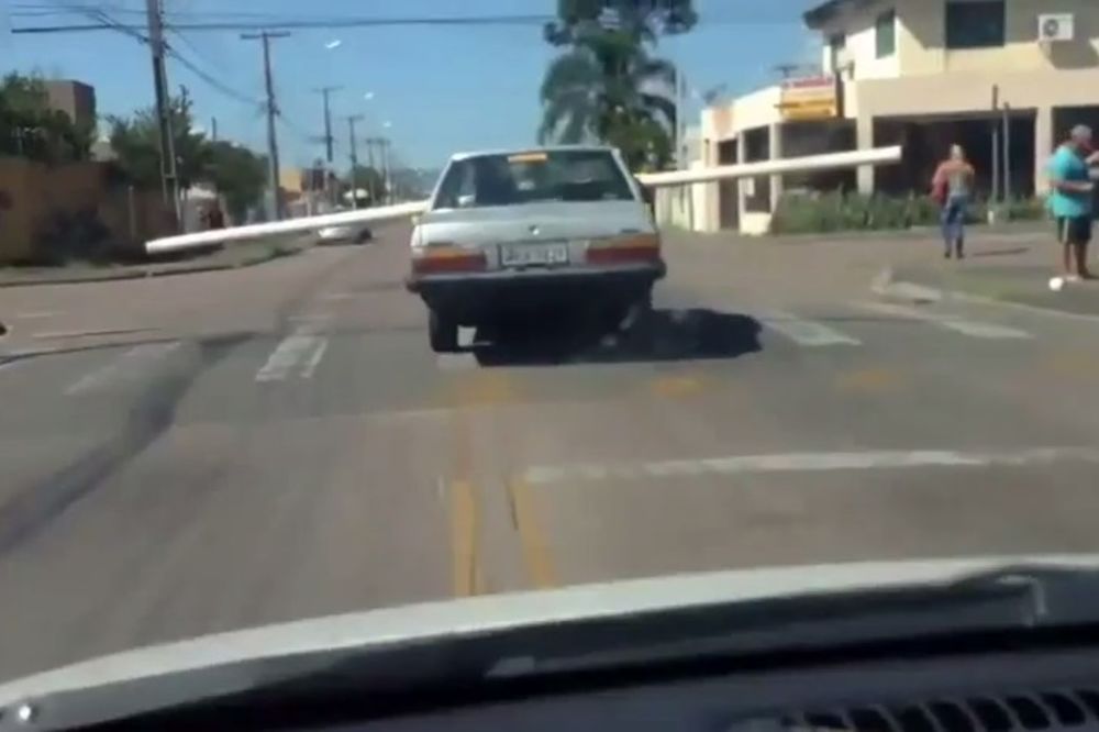 (VIDEO) KO TI DADE DOZVOLU? Ovaj čovek je prekršio sve saobraćajne propise na svetu!