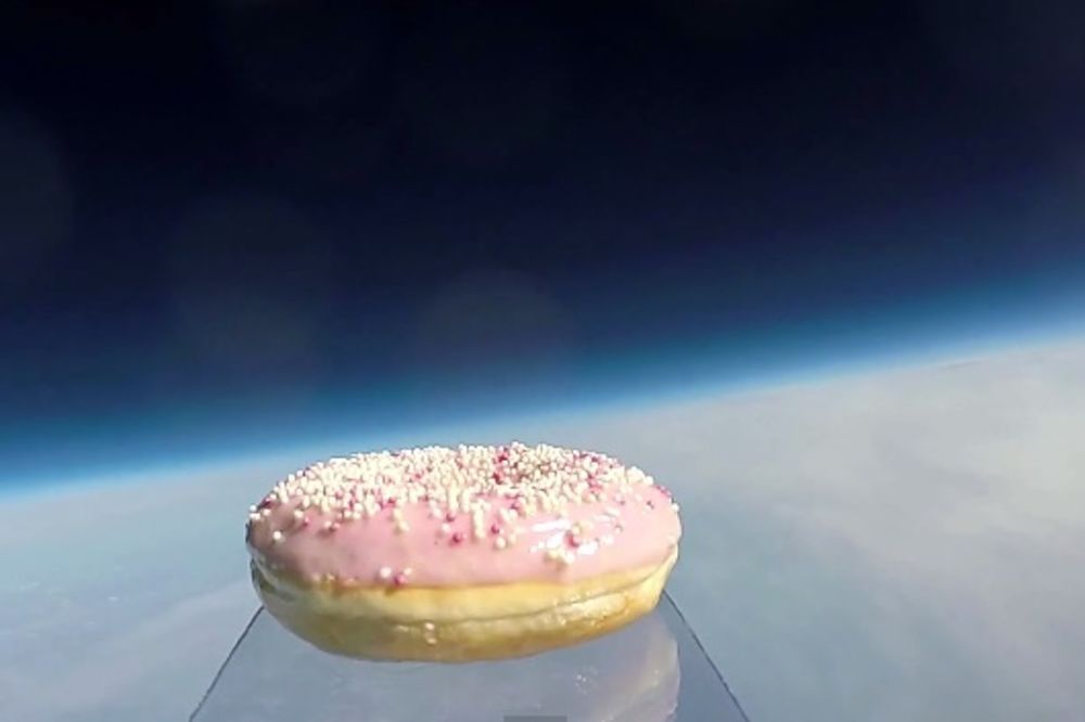 (VIDEO) KROFNA U SVEMIRU: Ovako je popularni kolač odleteo u nebesa!