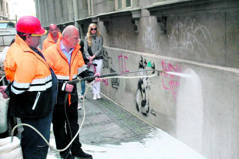 KAKVA POBEDA: Karadžić zapretio, Vesić pere grafite