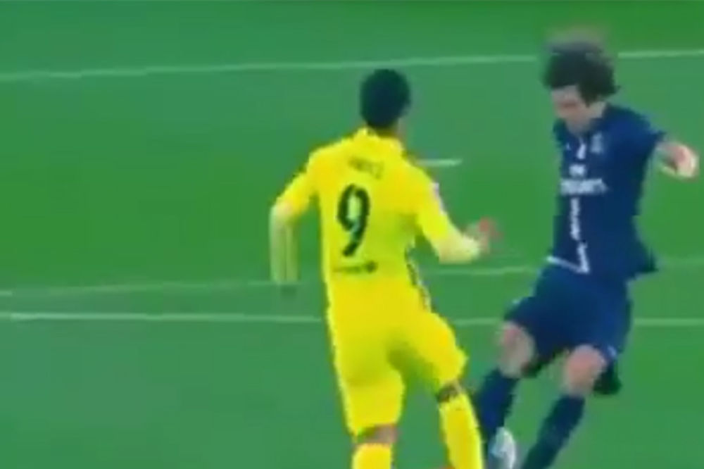 (VIDEO) NIJE MU PRVI PUT: David Luiz je već širio noge pred Suarezom