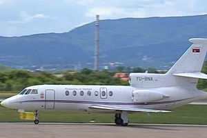 DRAMA U VAZDUHU: Avion kojim je Nikolić leteo za Vatikan morao da se vrati zbog kvara na motoru