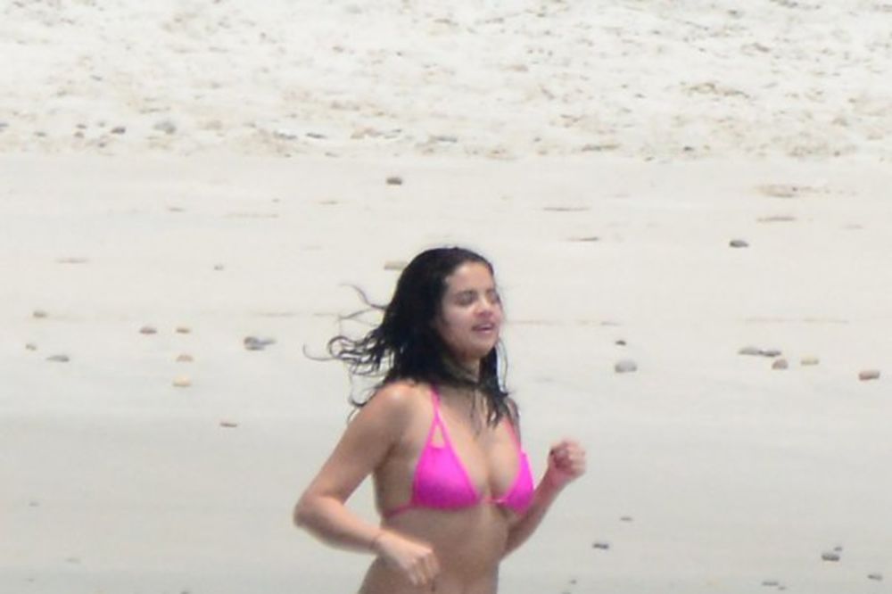 (FOTO) UGOJILA SE 10 KG: Selenu Gomez zatrpali uvredljivim komentarima posle fotki u bikiniju!