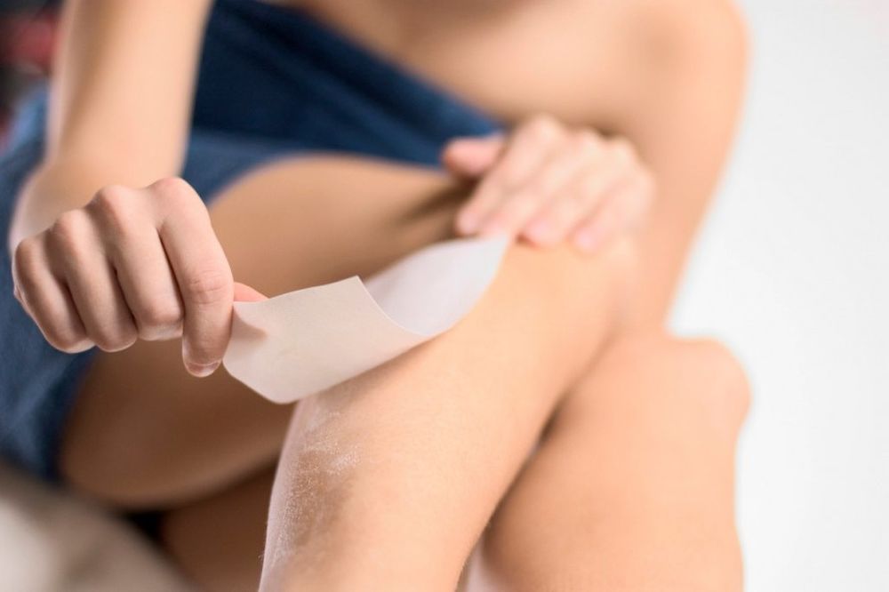 ŽENA ĆE URADITI SVE ZA LEPOTU: 6 trikova da vas depilacija voskom manje boli!